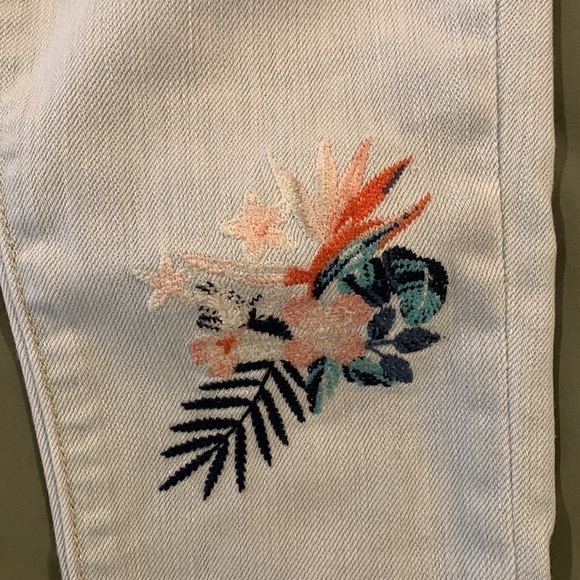 Little Girls Gap Disney Colab light wash jeans. Lightweight and great for spring - Picture 3 of 7